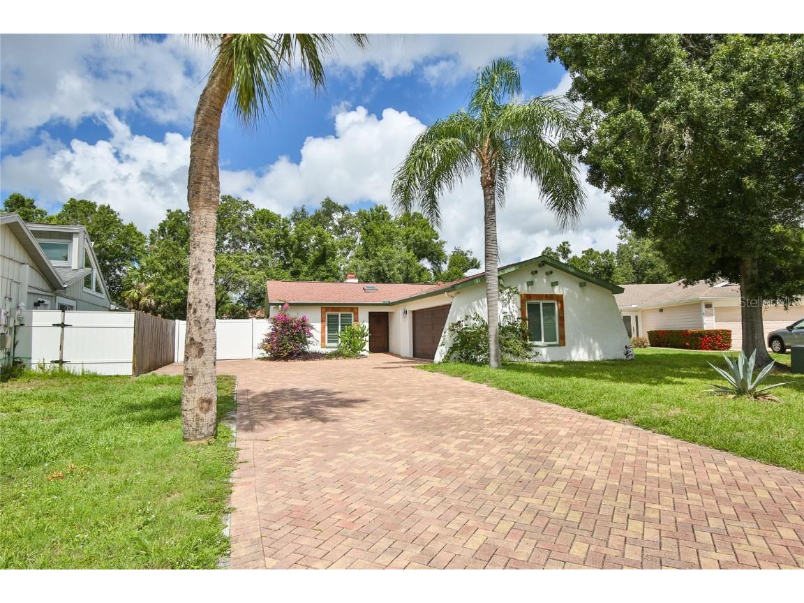 8220 Country Oaks Court Sarasota FL 34243 A4614272 image1