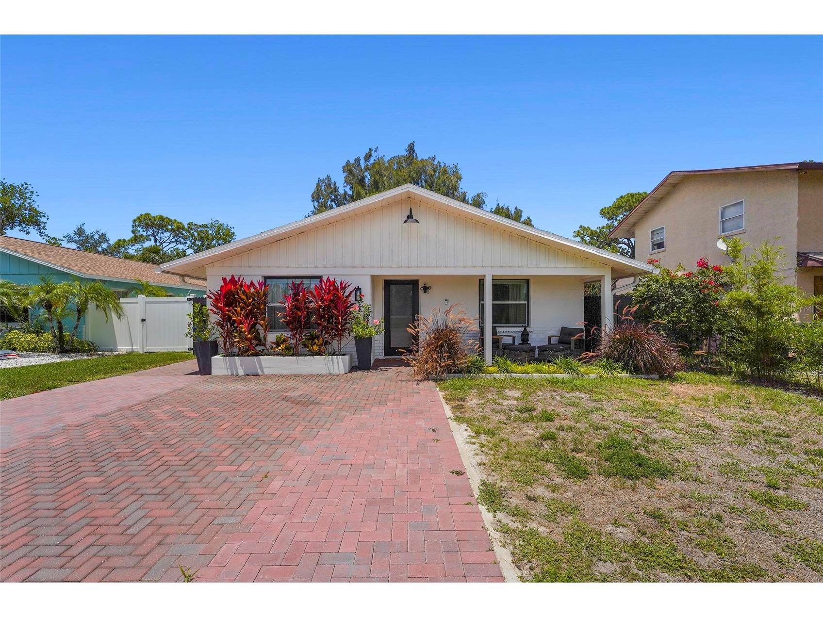 831 Winter Garden Drive Sarasota FL 34243 A4693534 image1