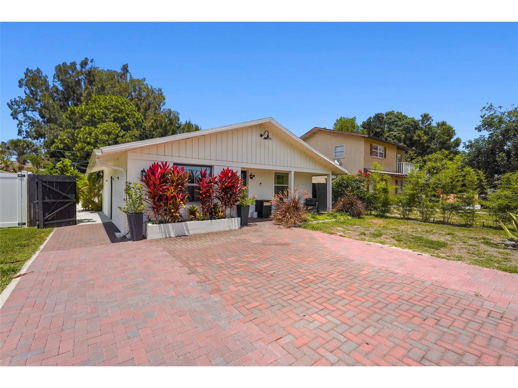 831 Winter Garden Drive Sarasota FL 34243 A4693534 image26