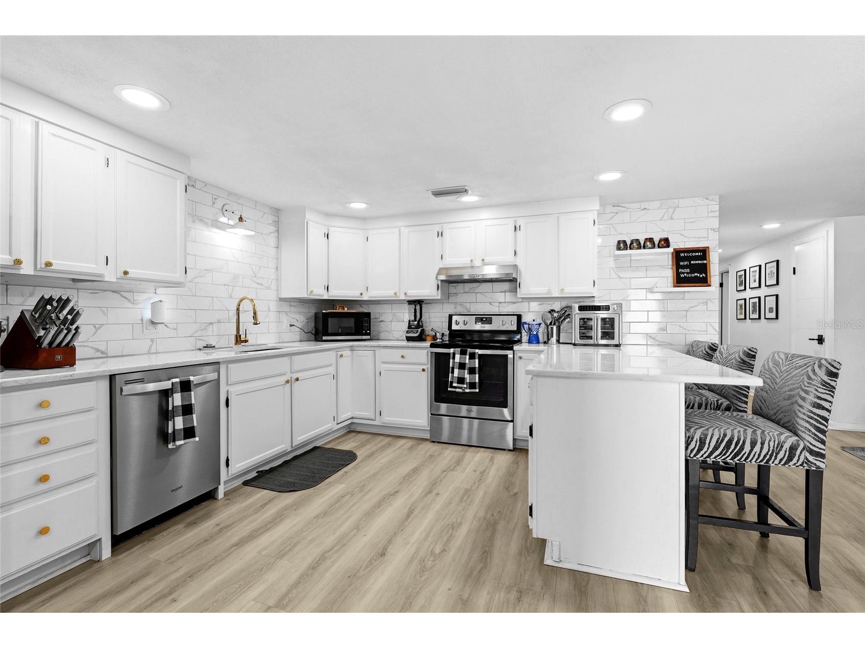 831 Winter Garden Drive Sarasota FL 34243 A4693534 image4