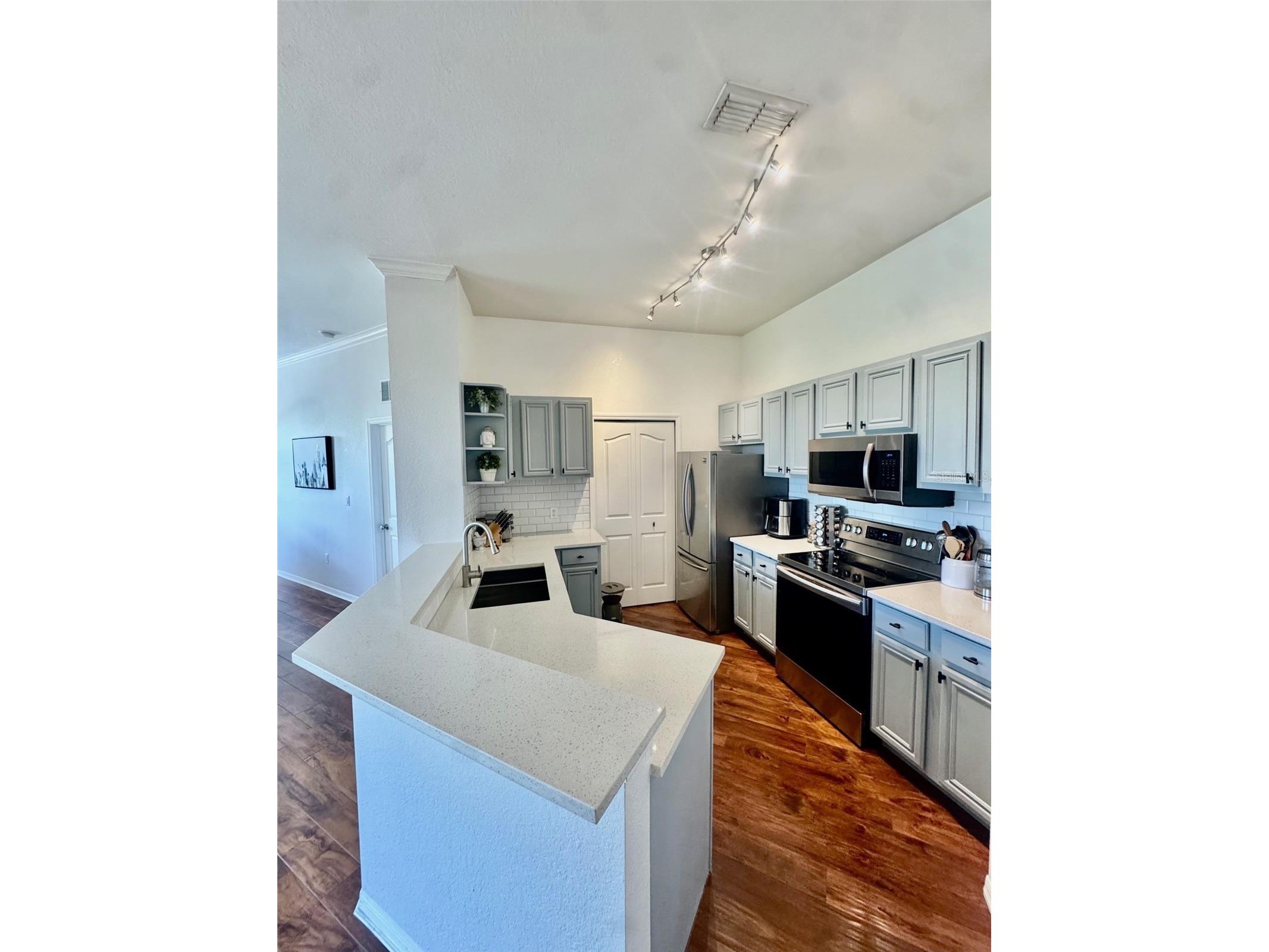 8319 38th Street Circle E #305 Sarasota FL 34243 A4688763 image4