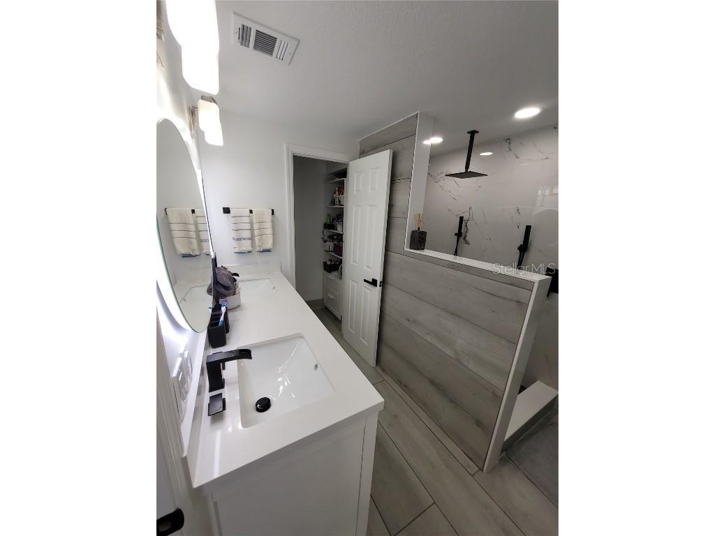 8320 Woodlake Place Tampa FL 33615 TB8429351 image11