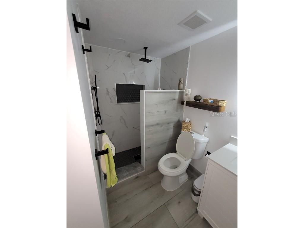 8320 Woodlake Place Tampa FL 33615 TB8429351 image5