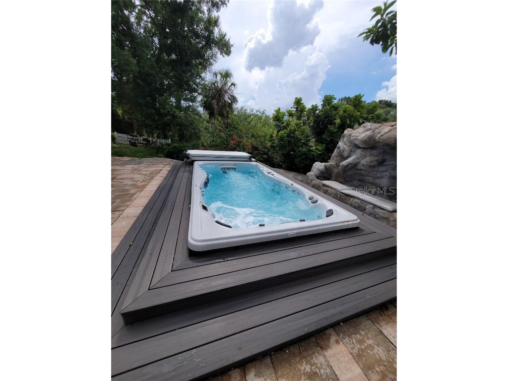 8320 Woodlake Place Tampa FL 33615 TB8429351 image51