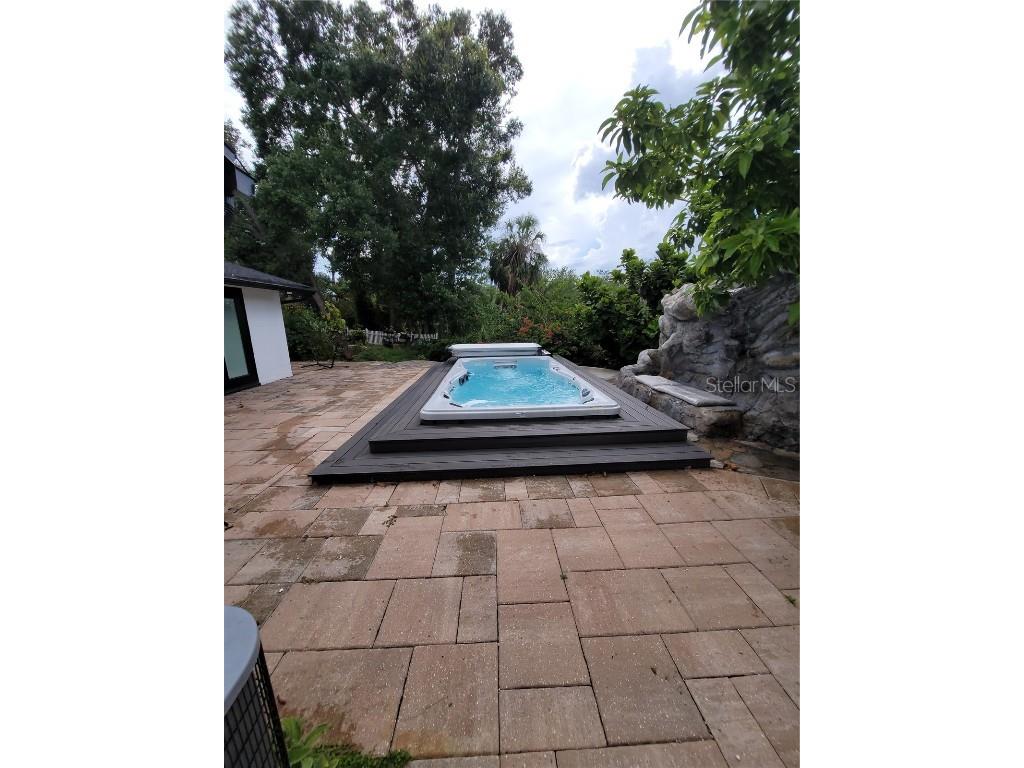 8320 Woodlake Place Tampa FL 33615 TB8429351 image54