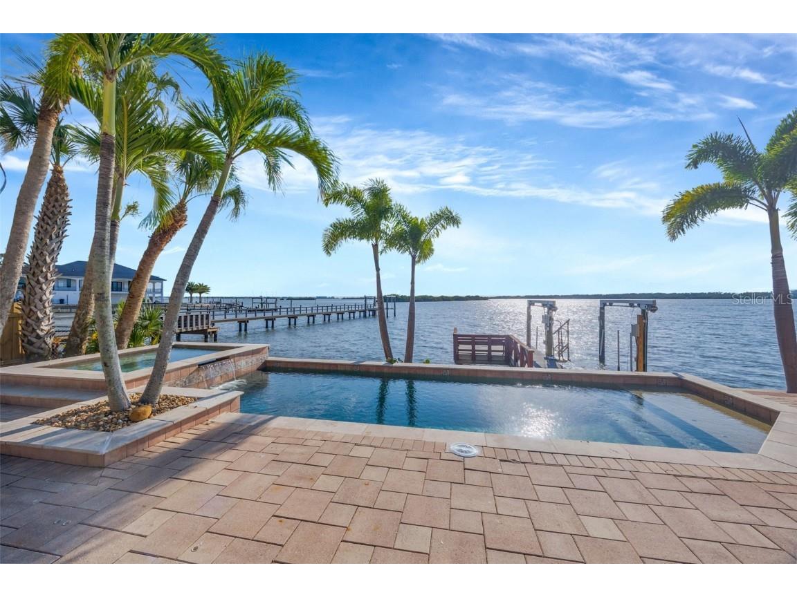 8400 35th Avenue N Saint Petersburg FL 33710 - BOCA CIEGA BAY TB8409145 image1