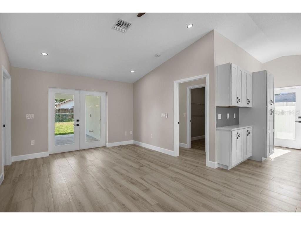 8405 Woodlake Drive Tampa FL 33615 TB8419378 image11