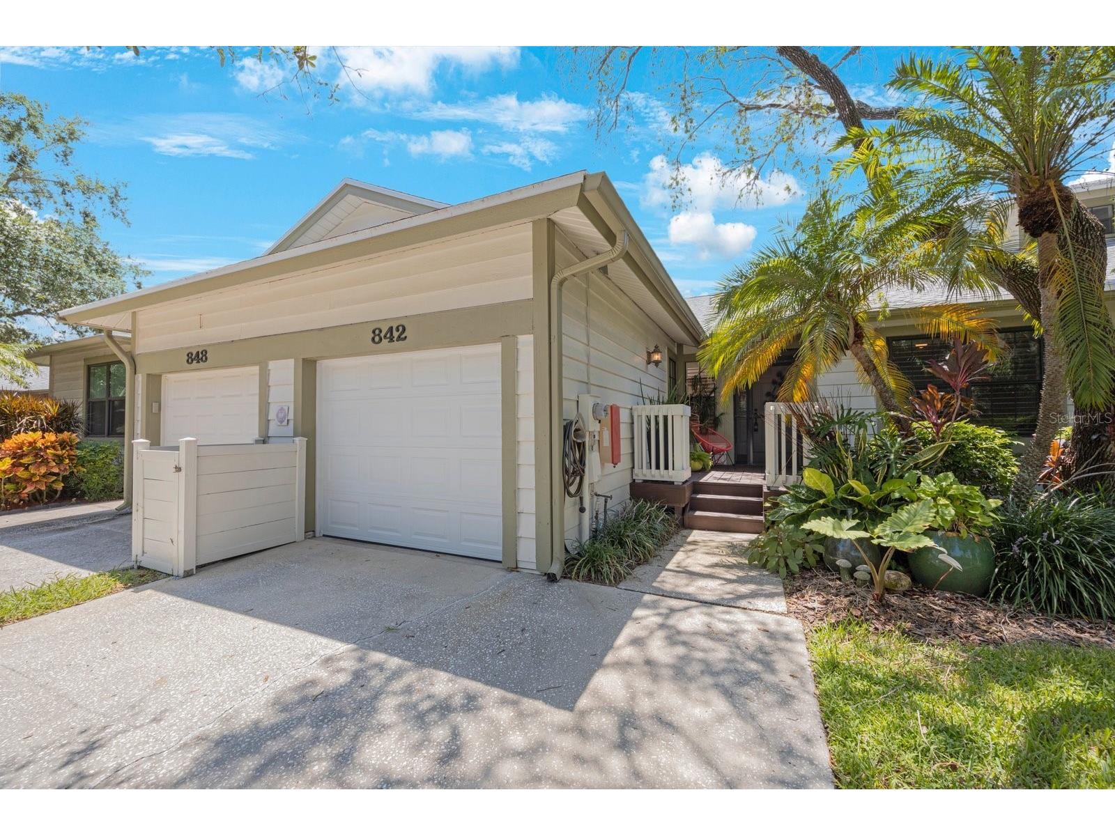 842 Amelia Court NE Saint Petersburg FL 33702 - RIVIERA BAY TAMPA BAY TB8453447 image2