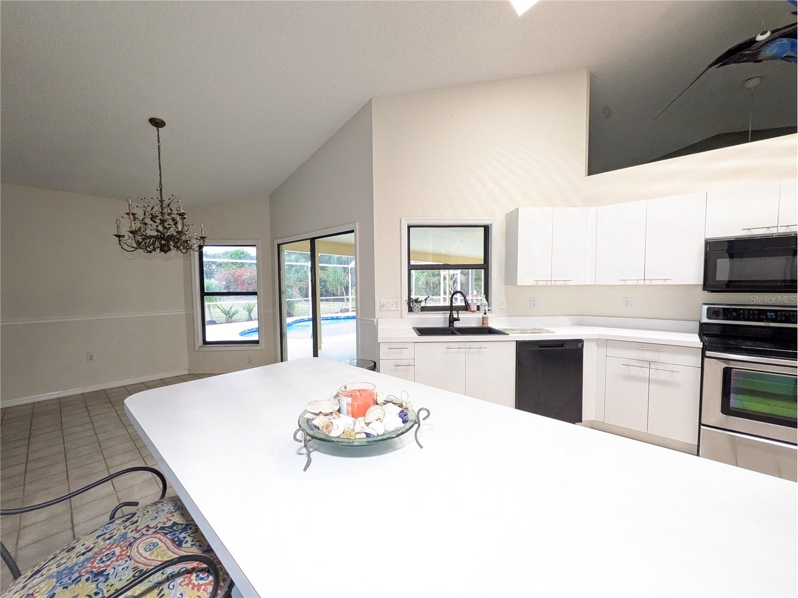 8432 Palm Lakes Court Sarasota FL 34243 A4677152 image10