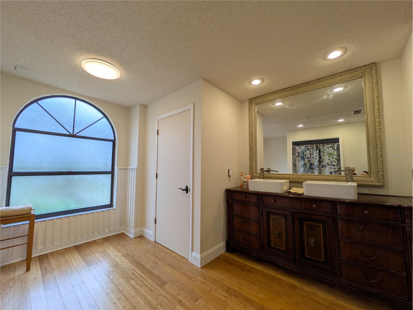 8432 Palm Lakes Court Sarasota FL 34243 A4677152 image17