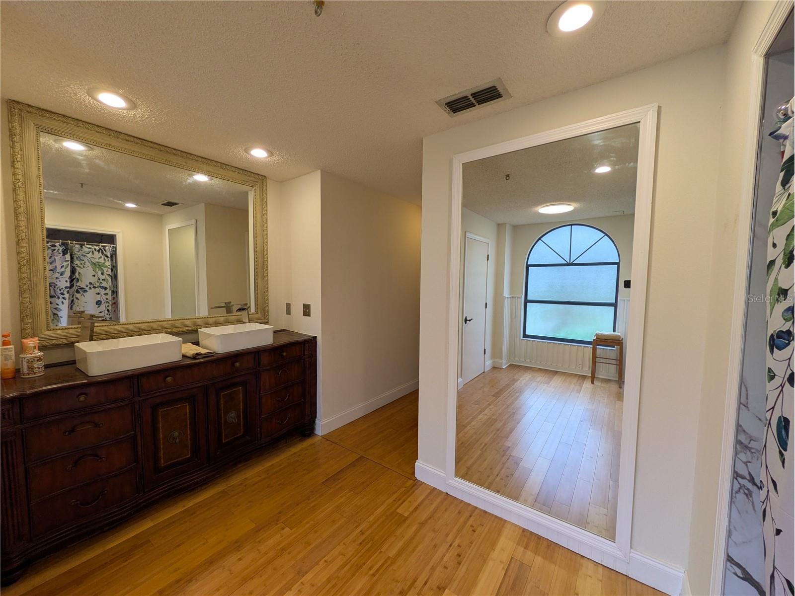 8432 Palm Lakes Court Sarasota FL 34243 A4677152 image18