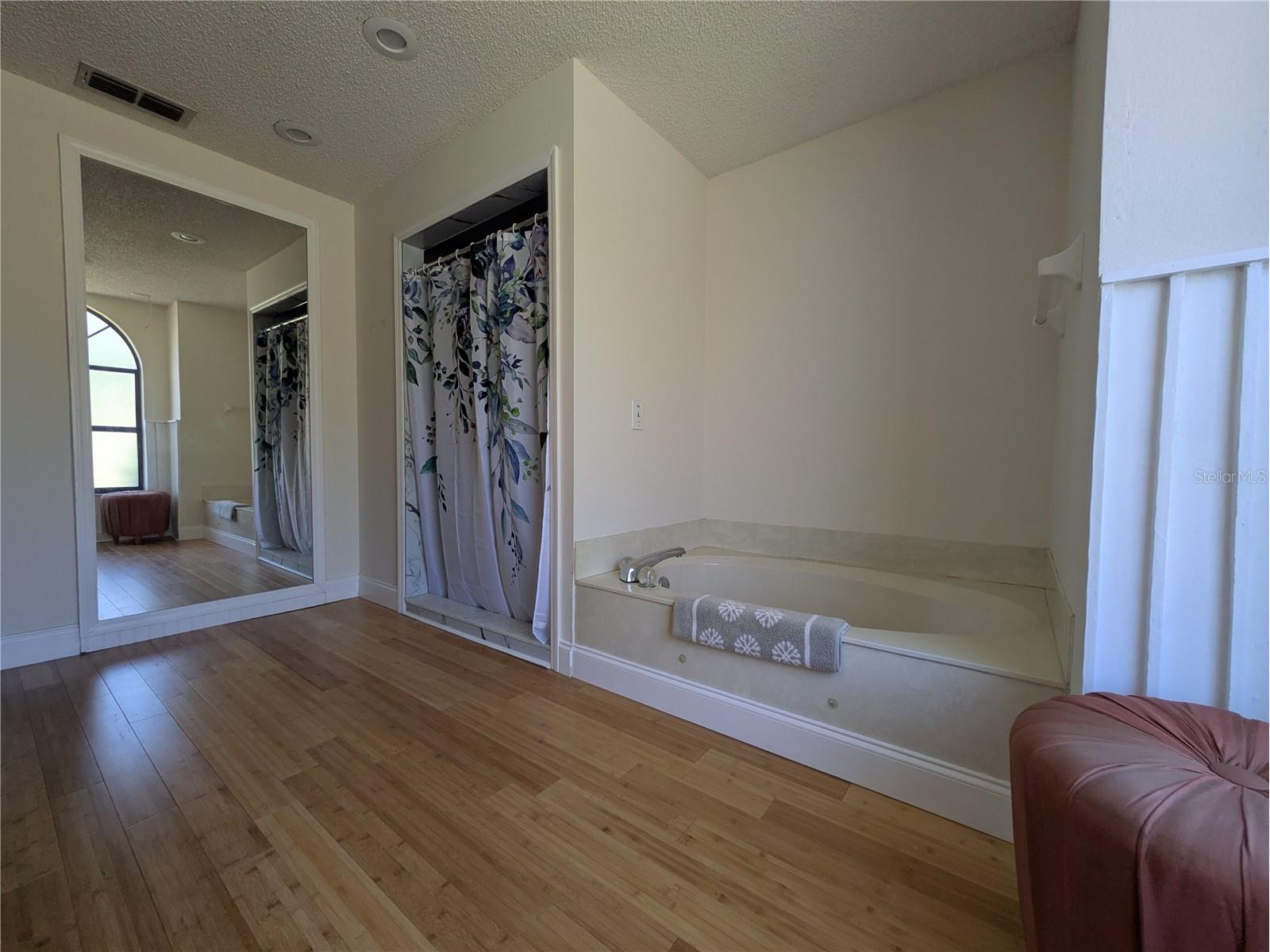 8432 Palm Lakes Court Sarasota FL 34243 A4677152 image19