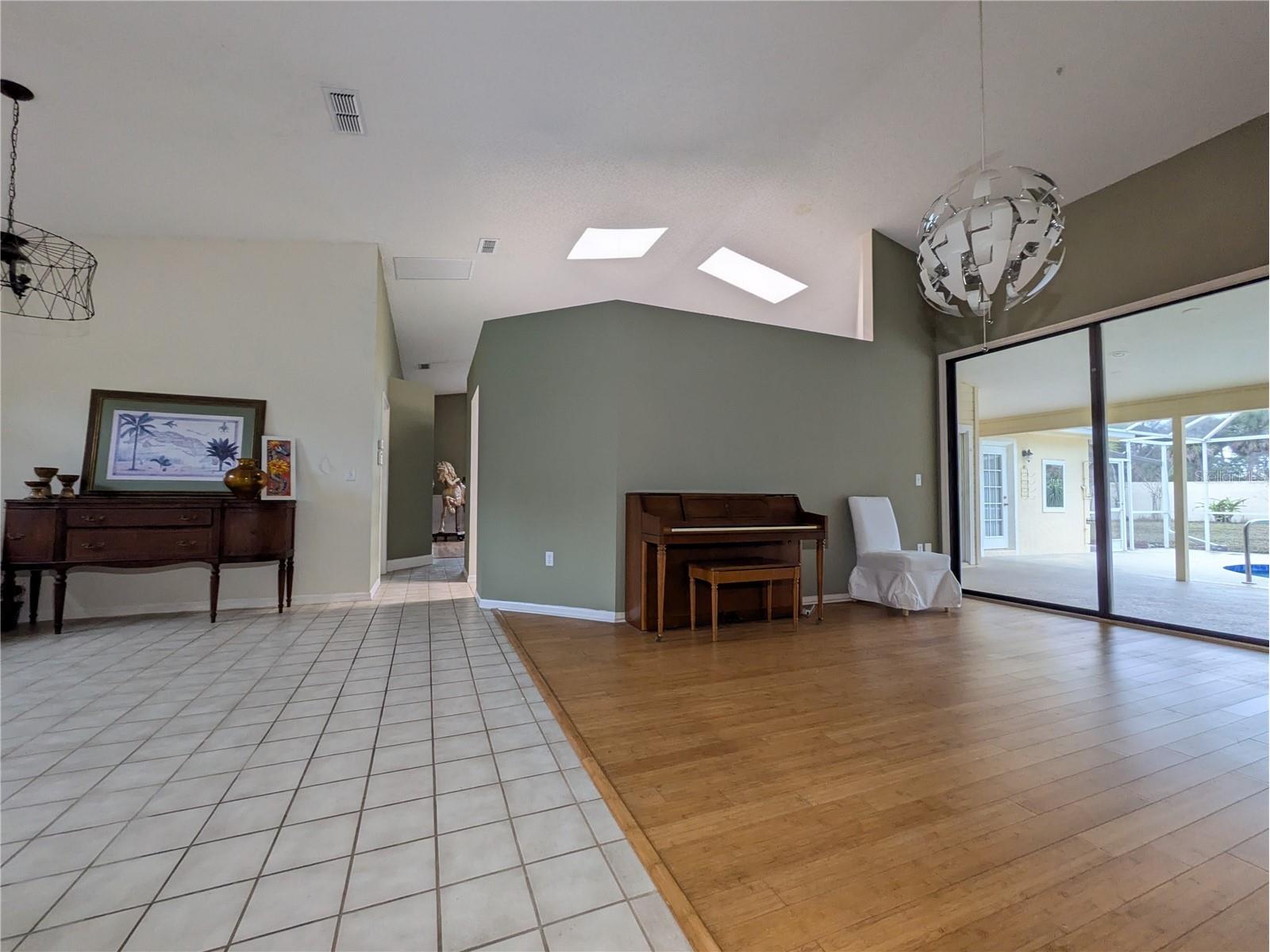 8432 Palm Lakes Court Sarasota FL 34243 A4677152 image4