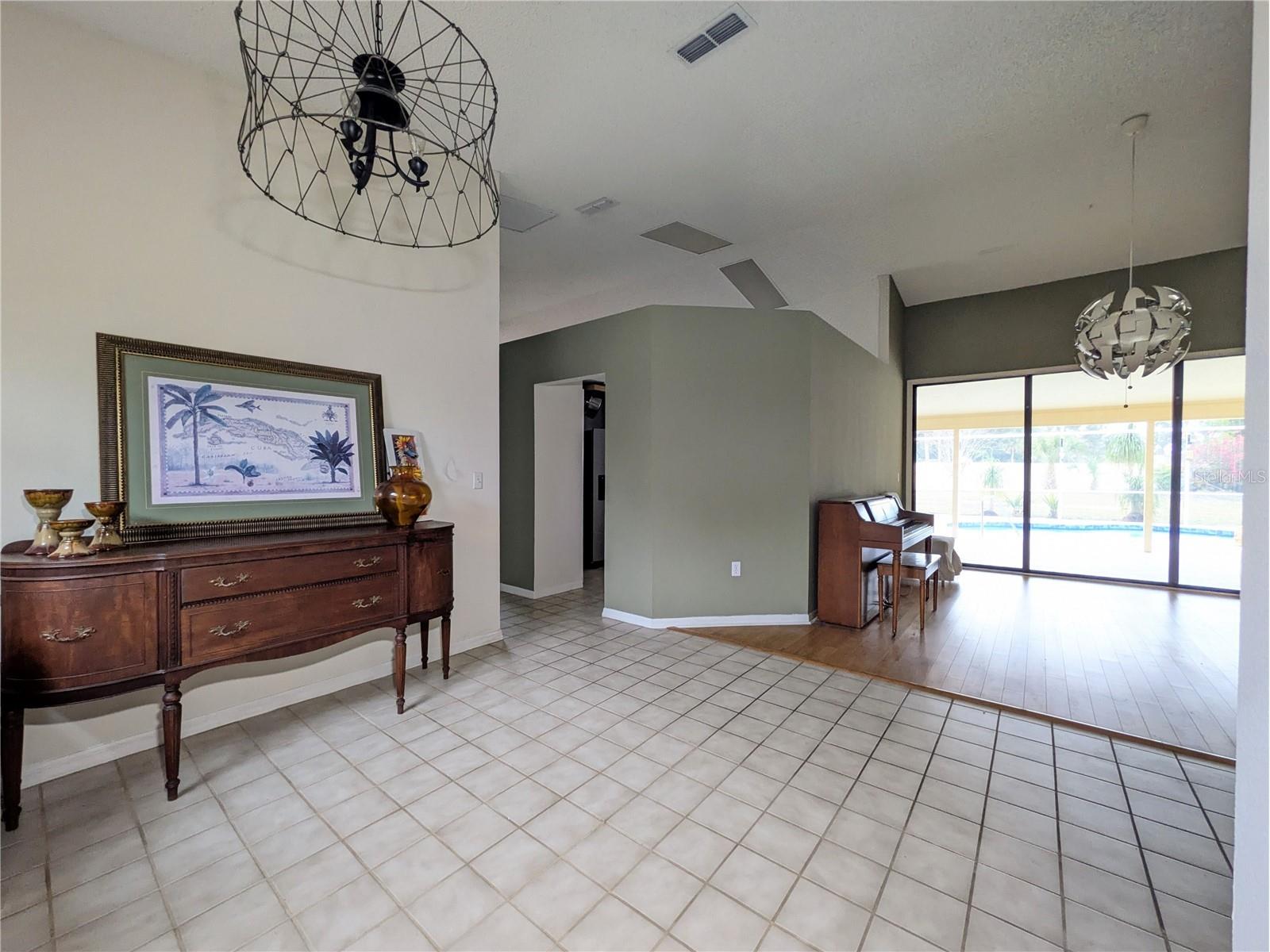 8432 Palm Lakes Court Sarasota FL 34243 A4677152 image5