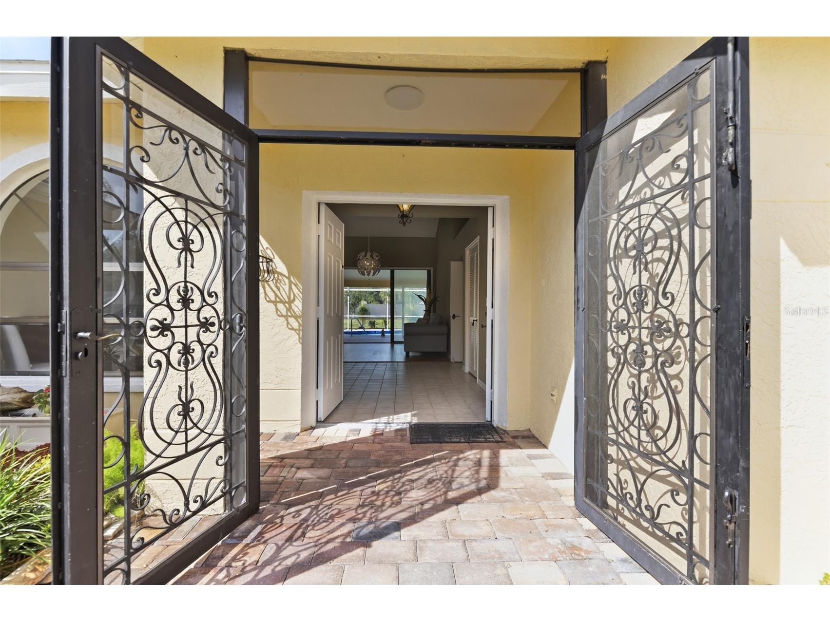 8432 Palm Lakes Court Sarasota FL 34243 A4694068 image17