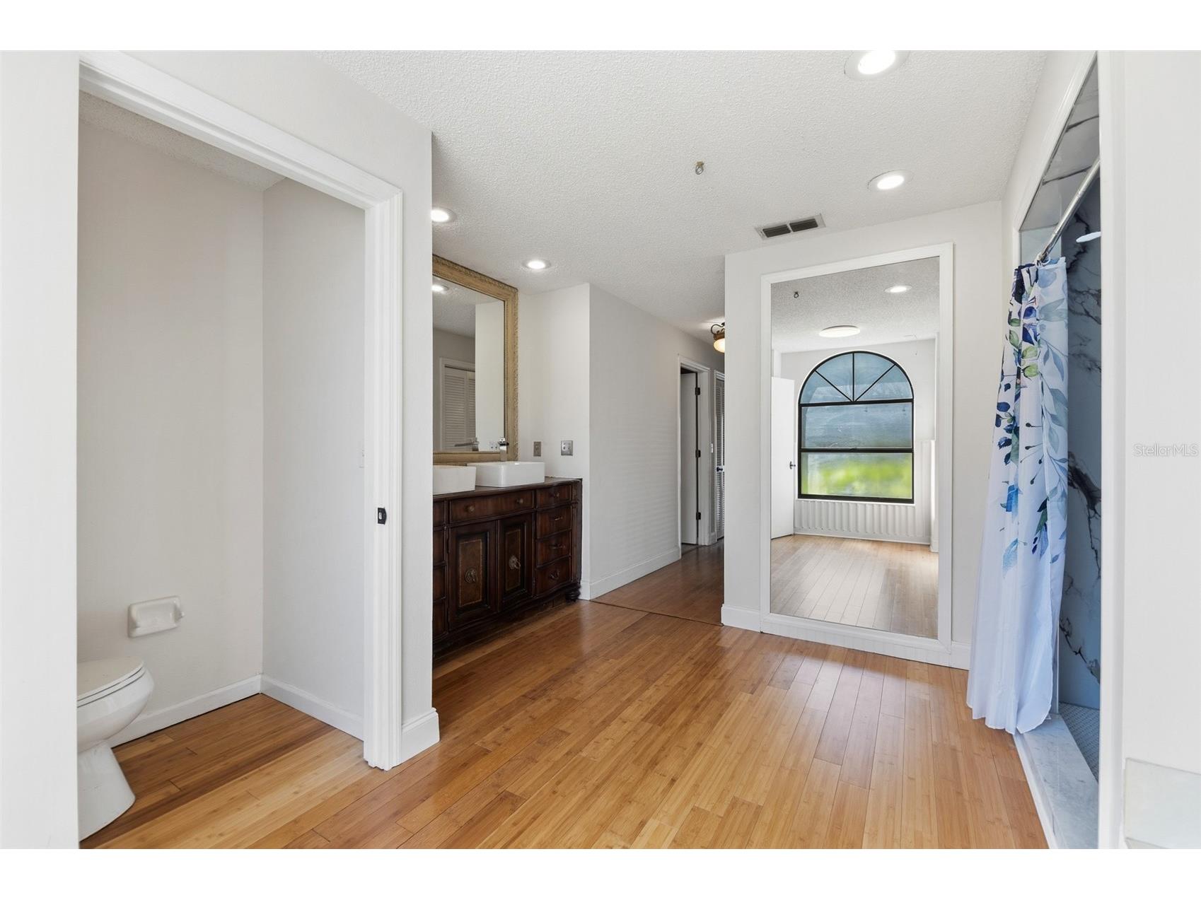 8432 Palm Lakes Court Sarasota FL 34243 A4694068 image6