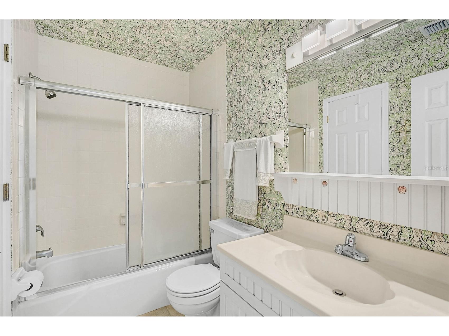 845 Benjamin Franklin Drive #402 Sarasota FL 34236 A4695523 image12