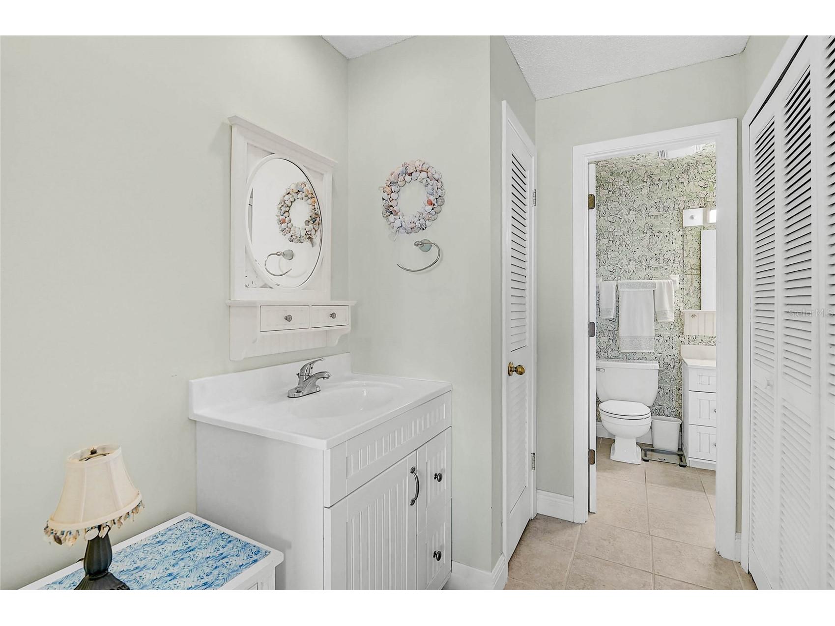 845 Benjamin Franklin Drive #402 Sarasota FL 34236 A4695523 image13