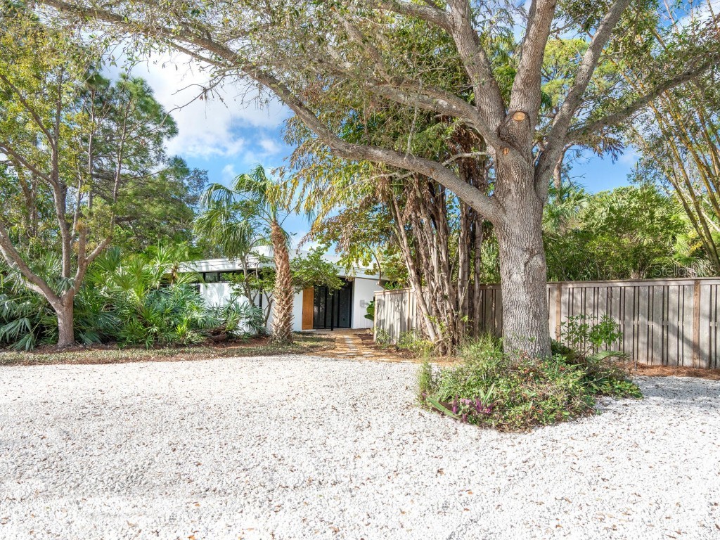 8472 Bay Breeze Lane Sarasota FL 34243 - LAKE UPLAND A4640290 image1