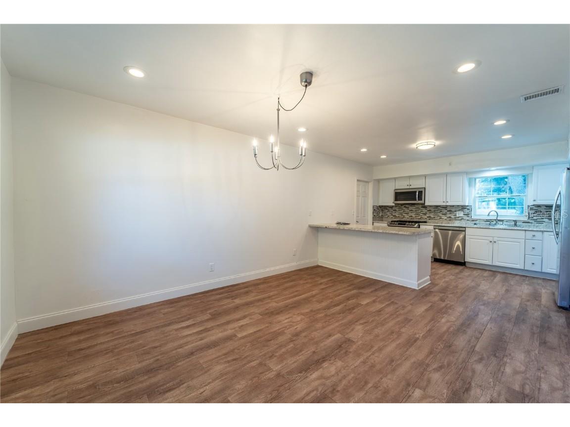 8477 14th St N Saint Petersburg FL 33702 TB8432392 image9