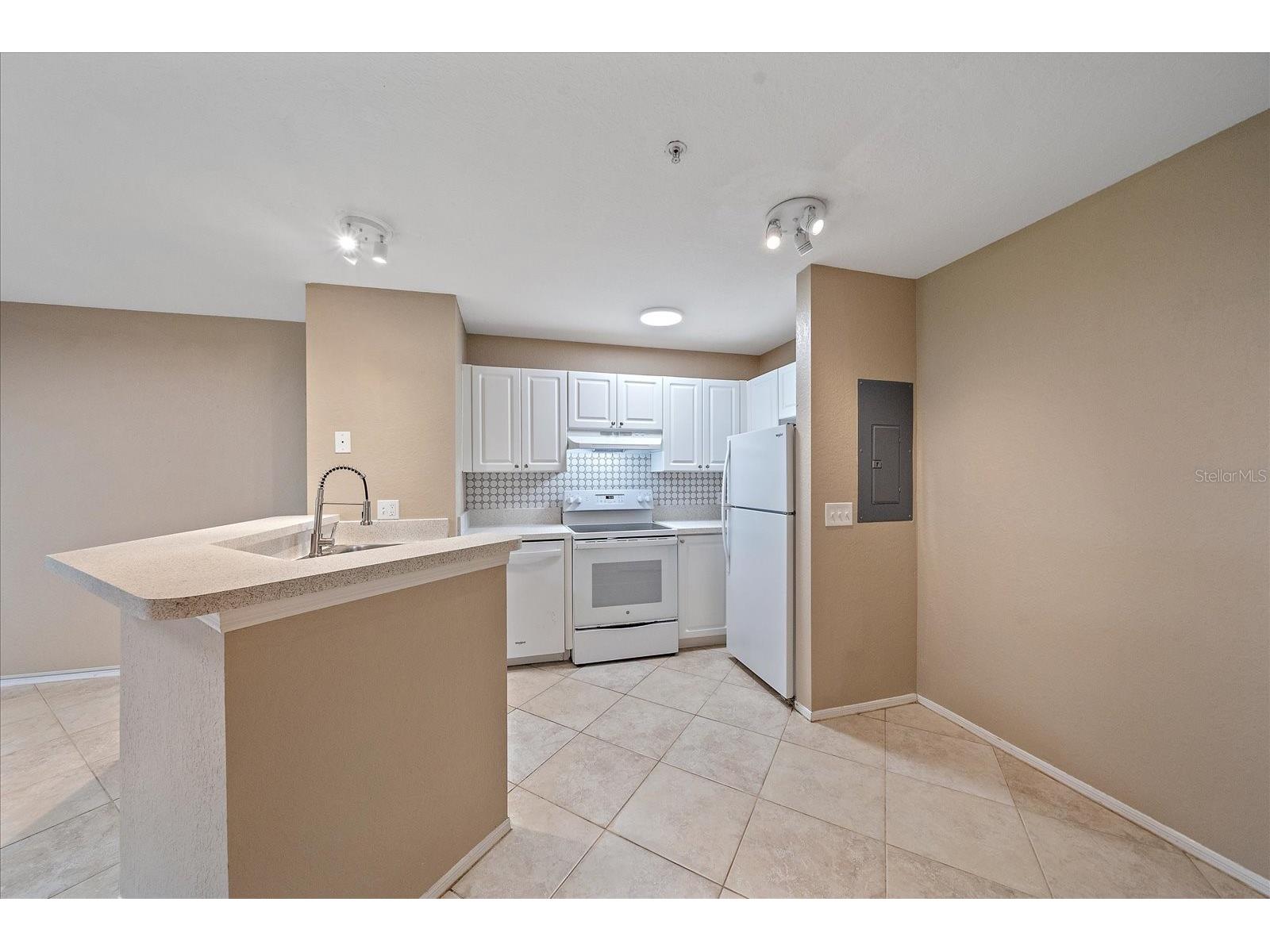 850 S Tamiami Trail #207 Sarasota FL 34236 A4665241 image10