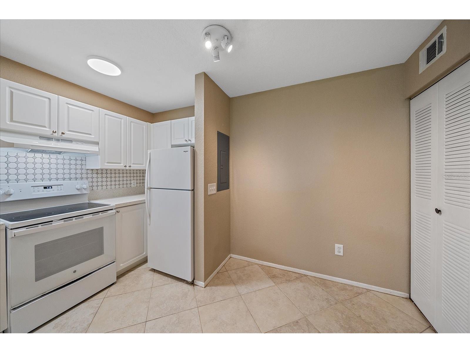 850 S Tamiami Trail #207 Sarasota FL 34236 A4665241 image13