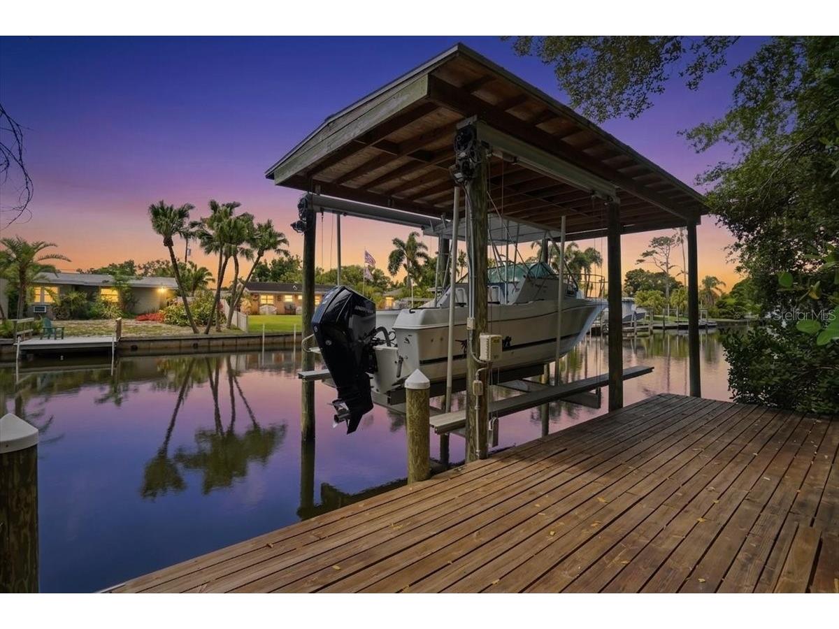 860 Sand Pine Drive NE Saint Petersburg FL 33703 TB8493569 image1