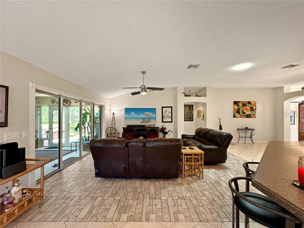 867 Castleberry Circle The Villages FL 32162 OM697819 image6