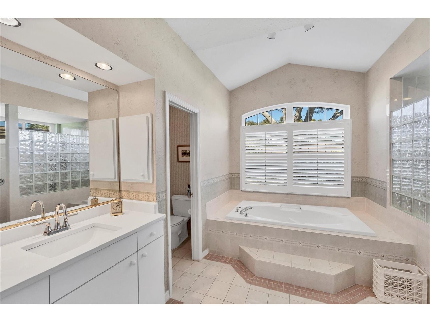 8684 Woodbriar Drive Sarasota FL 34238 A4684548 image16