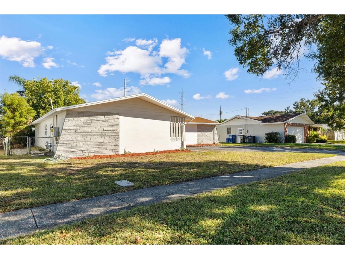 869 Deville Drive E Largo FL 33771 TB8447913 image2