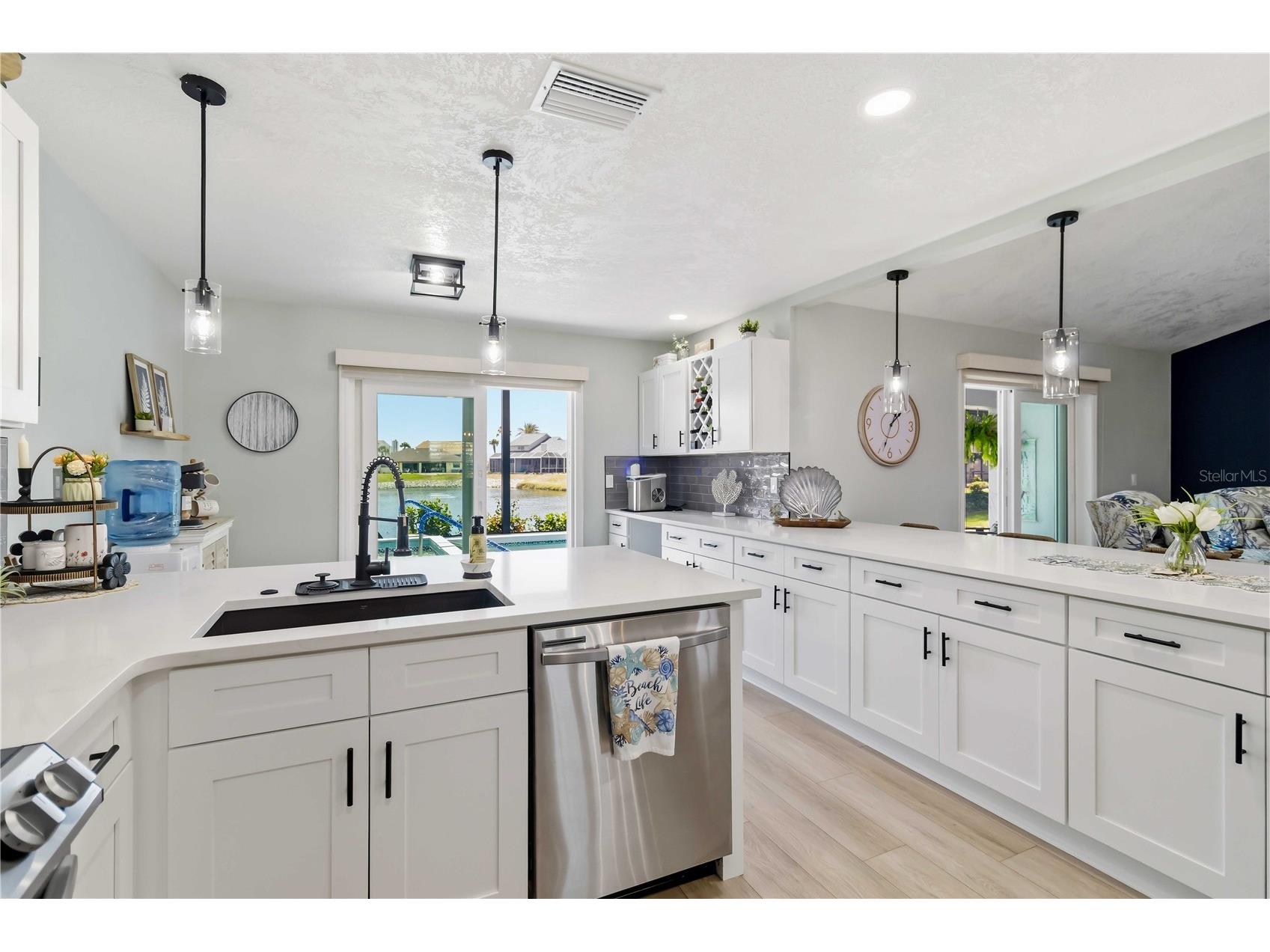 8712 53rd Avenue W Bradenton FL 34210 A4692618 image18