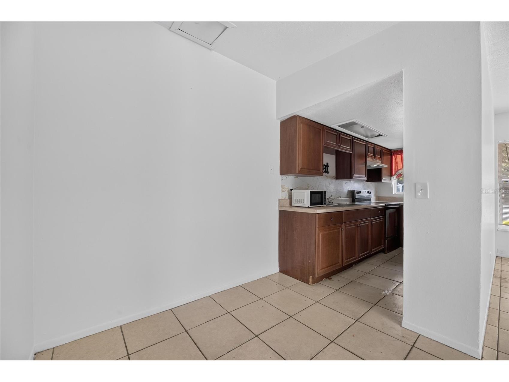 8723 & 8724 N 48th Street Tampa FL 33617 TB8523844 image10