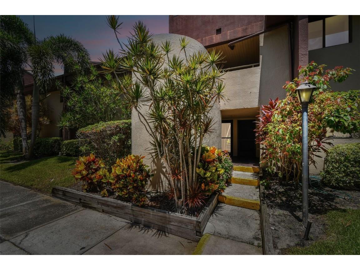 880 S Village Lake Drive N #106 Saint Petersburg FL 33716 TB8345861 image1