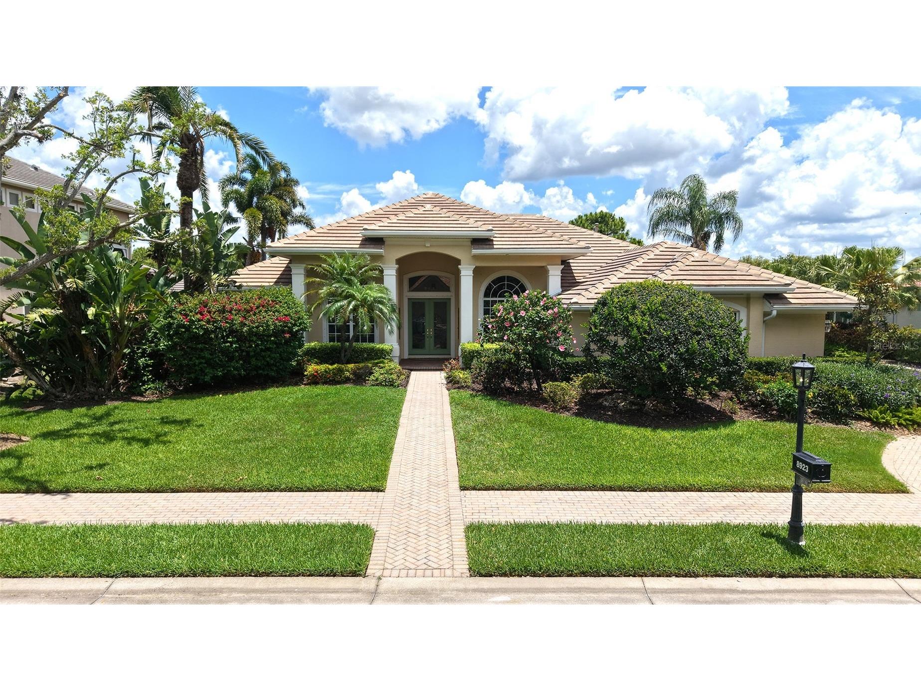 8923 Bloomfield Boulevard Sarasota FL 34238 A4692718 image1