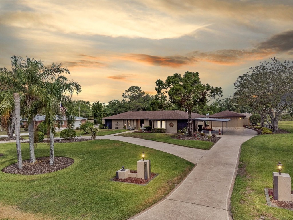 8947 Oakwood Drive Lake Wales FL 33898 - LAKE WALK IN WATER P4934273 image1