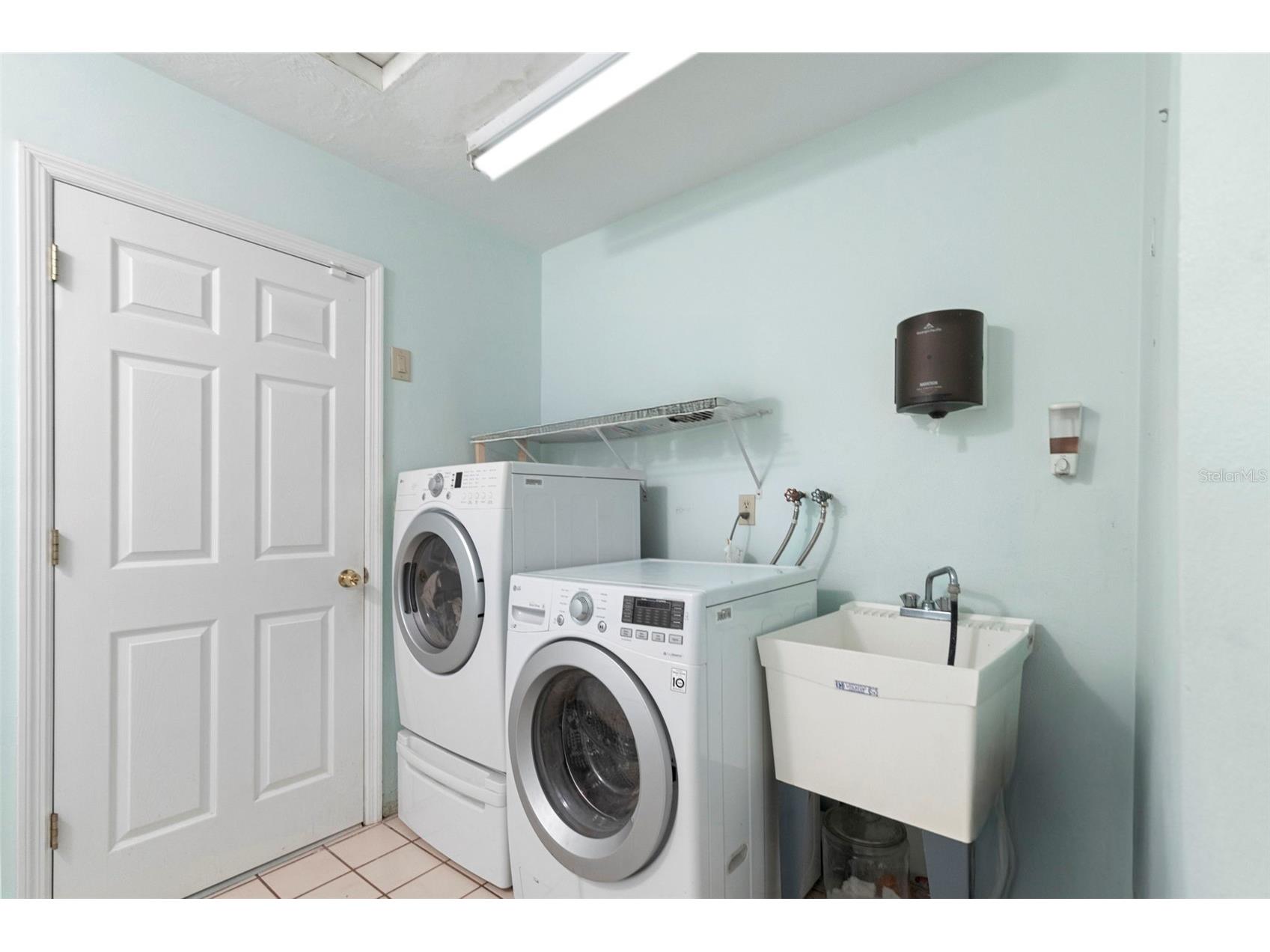 8976 Lake Drive New Port Richey FL 34654 W7885075 image25