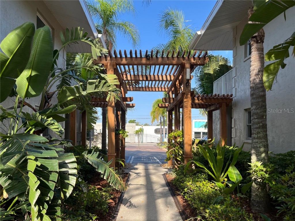 900 La Costa Circle #4 Sarasota FL 34237 A4647706 image25