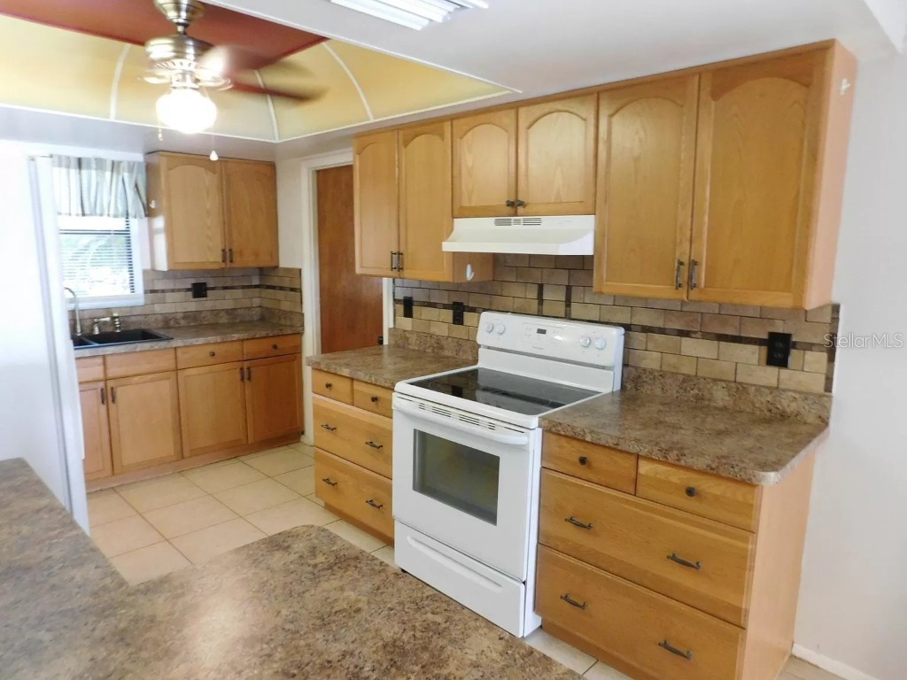 902 Plum Tree Lane Sarasota FL 34243 A4671062 image2