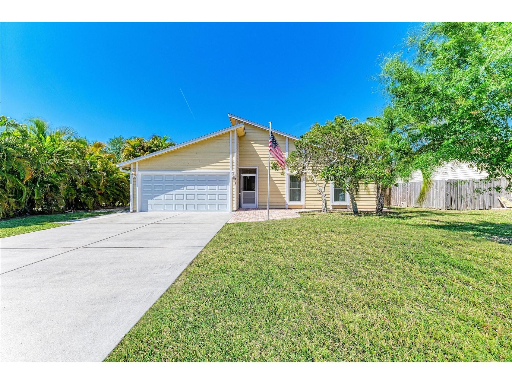 903 Plum Tree Lane Sarasota FL 34243 A4690011 image1