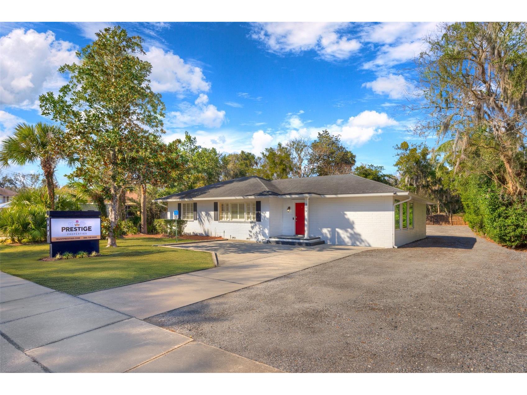 909 W New York Avenue Deland FL 32720 V4946194 image1