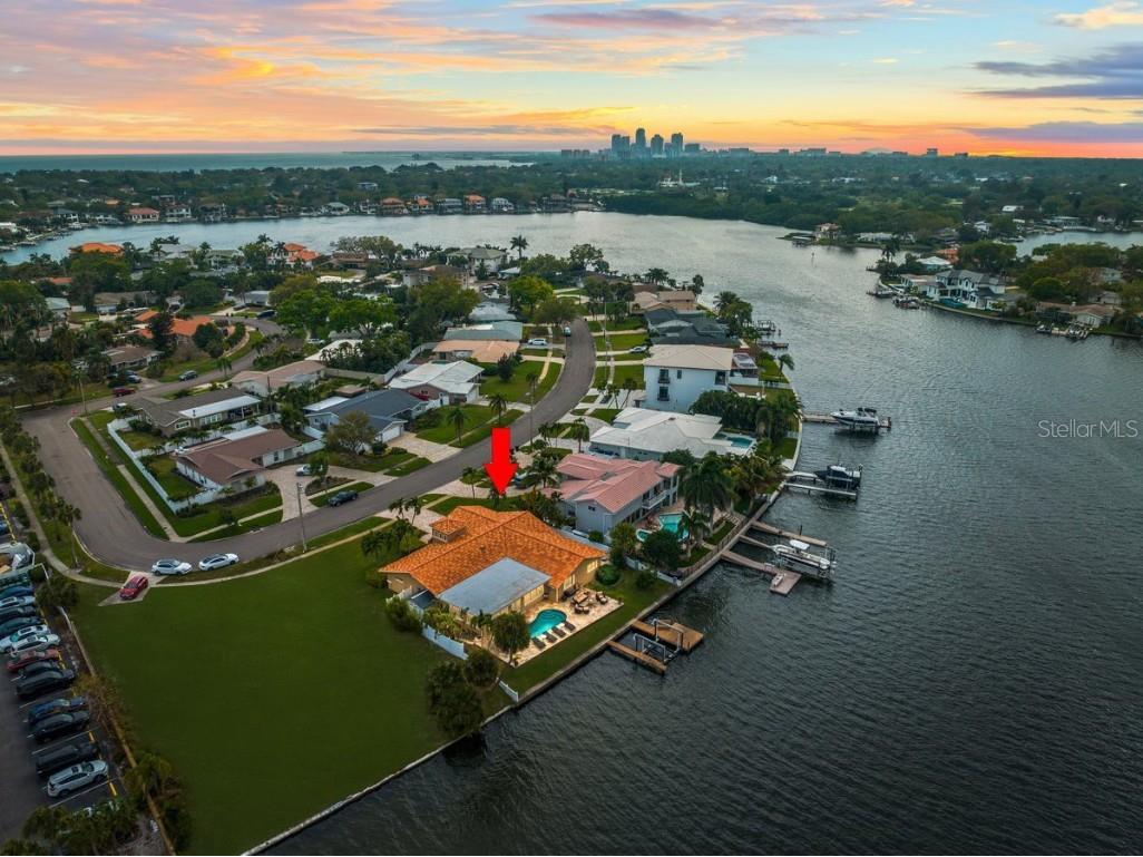 911 Eden Isle Drive NE Saint Petersburg FL 33704 - TAMPA BAY U8193422 image1