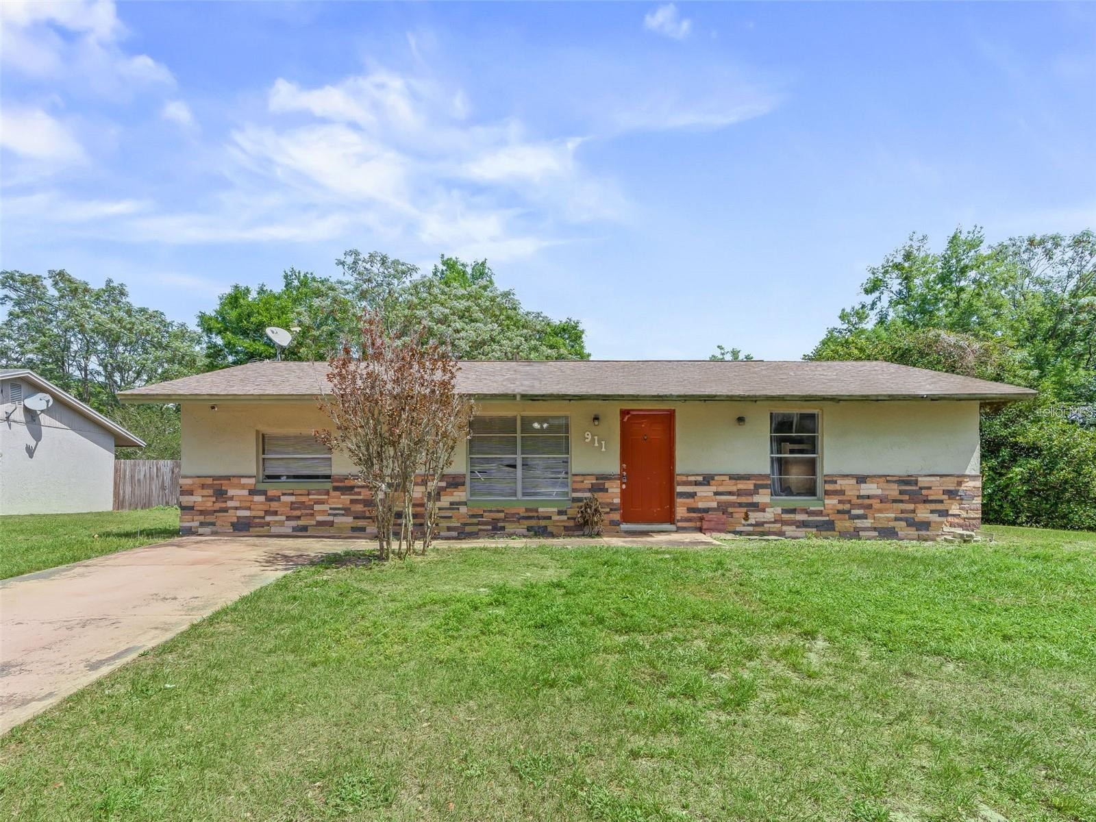 911 Jacaranda Drive Lady Lake FL 32159 OM721984 image1