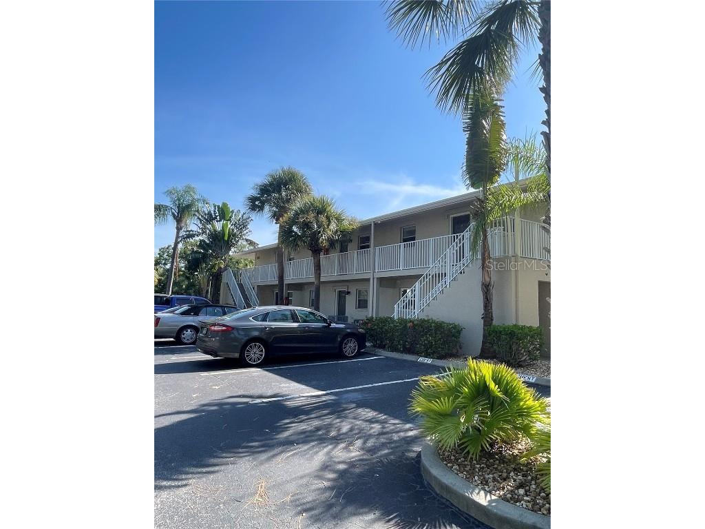 912 La Costa Circle #UNIT 3 Sarasota FL 34237 A4658764 image3