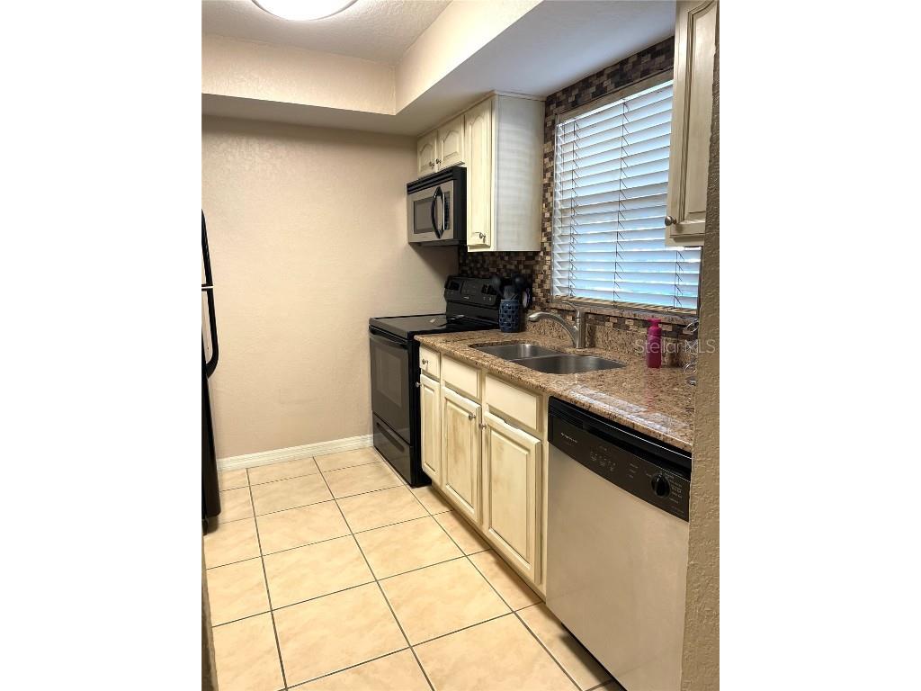 912 La Costa Circle #UNIT 3 Sarasota FL 34237 A4658764 image6