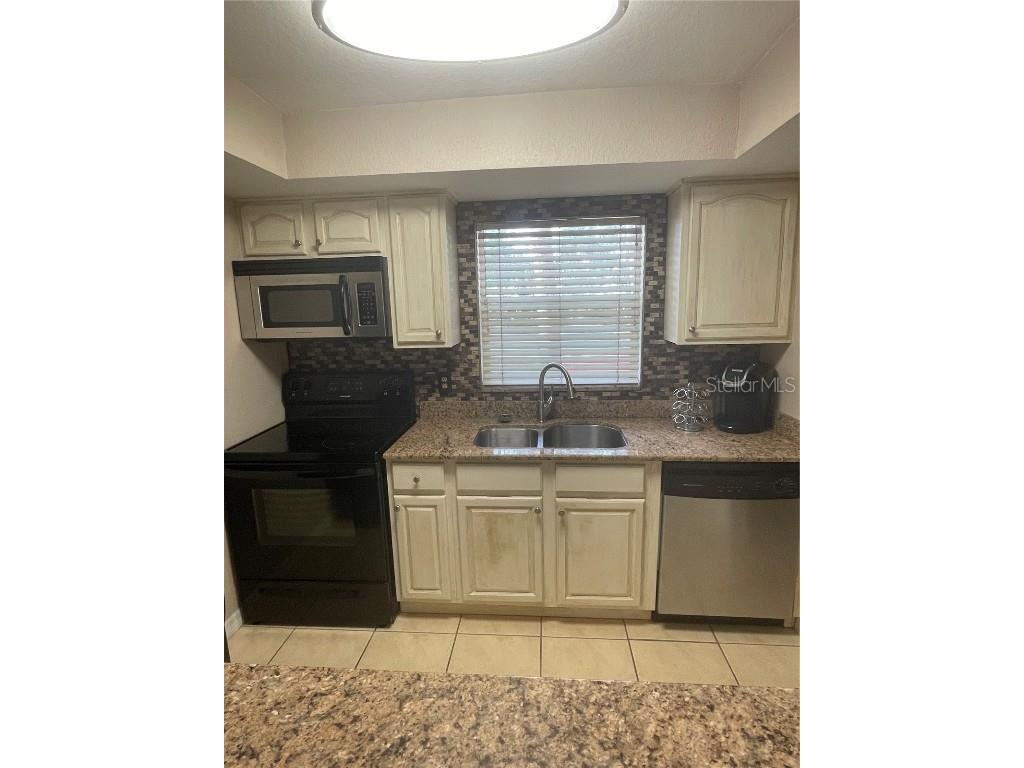 912 La Costa Circle #UNIT 3 Sarasota FL 34237 A4658764 image8