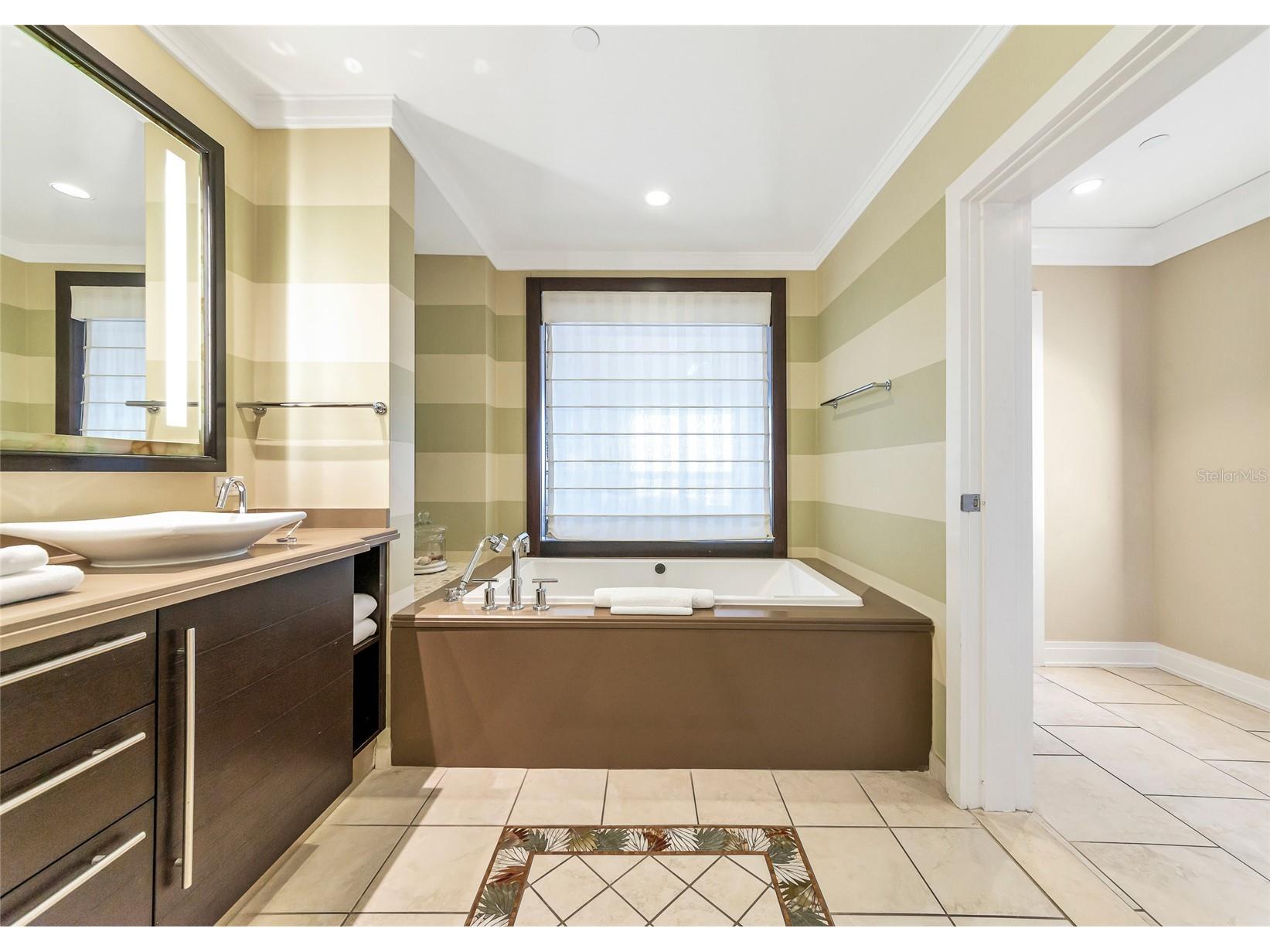 915 Seaside Drive #604 Sarasota FL 34242 - GULF OF MEXICO A4633988 image32