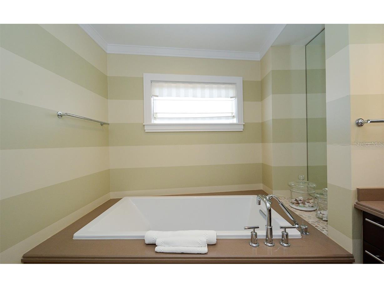 915 Seaside Drive #613 WEEKS 32-33 Sarasota FL 34242 - GULF OF MEXICO A4645738 image17