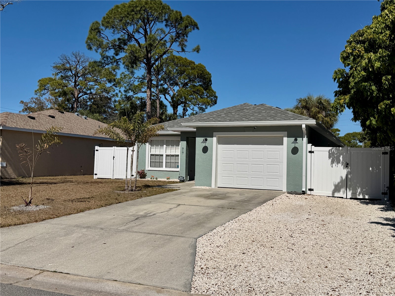 917 Winter Garden Drive Sarasota FL 34243 A4682433 image1