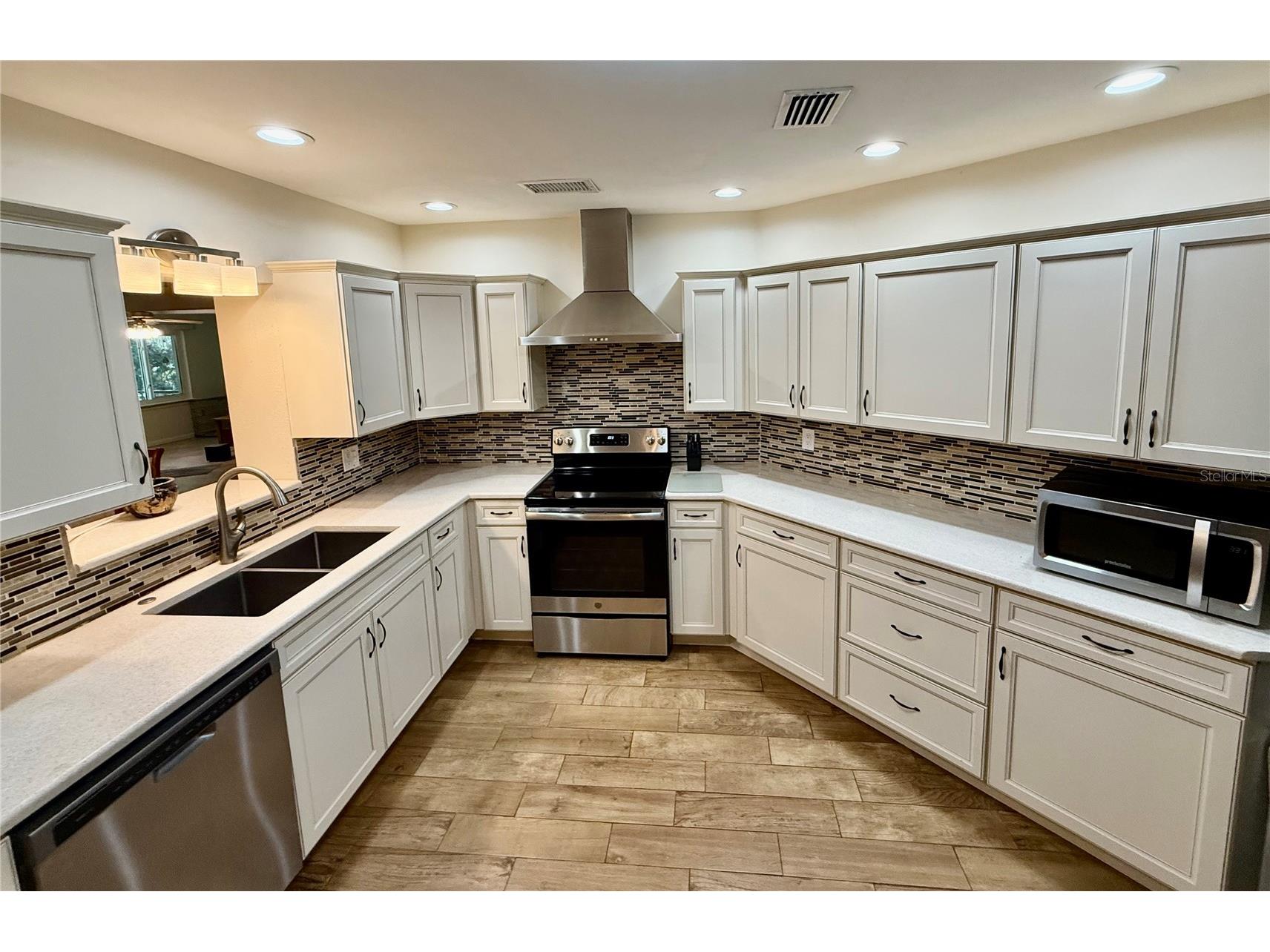 918 Bay Breeze Terrace Largo FL 33770 TB8526639 image11