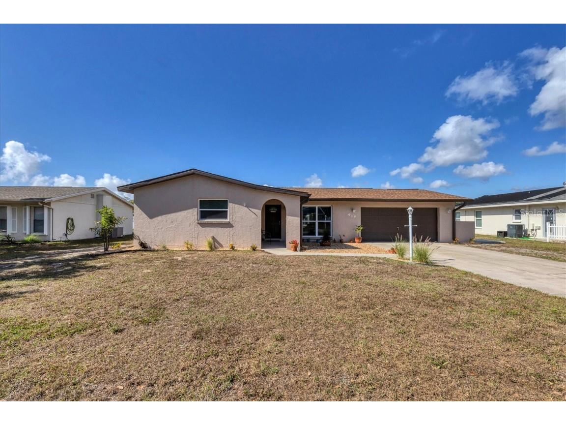 919 Southern Pine Lane Sarasota FL 34243 A4566372 image1